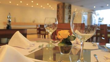 Frukost, lunch och middag serveras