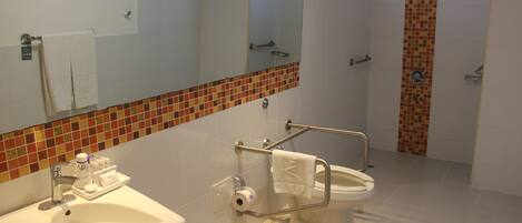Un baño con lavabo, inodoro y espejo.