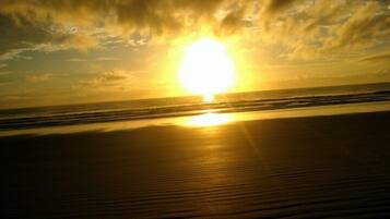 Plage, cabines gratuites, chaises longues, beach-volley