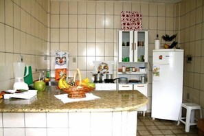 Family Bungalow, 3 Bedrooms, Sea View, Beachfront | Shared kitchen
