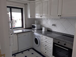 Appartement, 2 chambres | Cuisine privée | Grand réfrigérateur, micro-ondes, four, plaque de cuisson