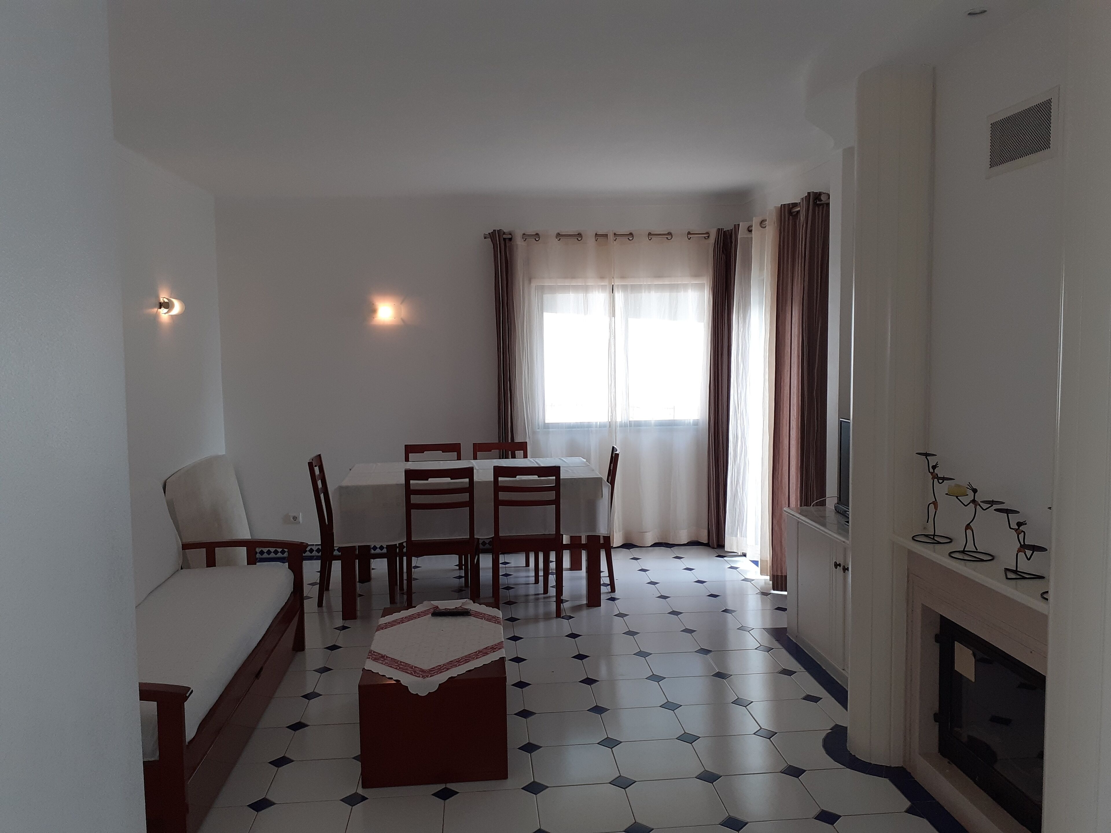 公寓, 2 间卧室 | 起居区 | 28-英寸纯平电视 （配备有线频道）、电视