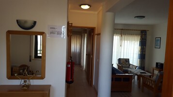 公寓, 1 间卧室 | 起居区 | 28-英寸纯平电视 （配备有线频道）、电视