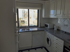 Apartamento, 2 quartos | Cozinha privada | Geladeira grande, micro-ondas, fogão, cooktop