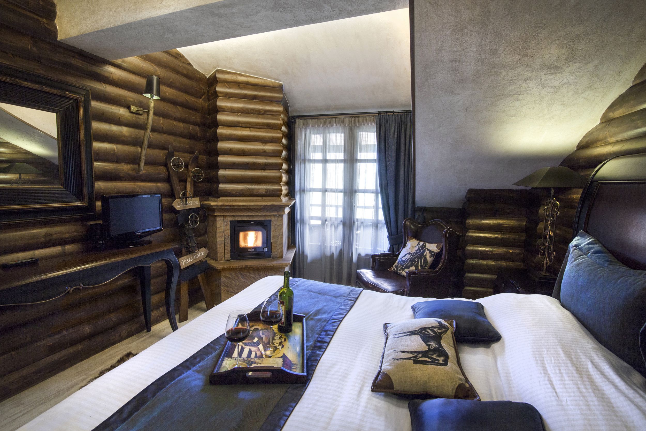 executive suite, fireplace, mountain view | minibar, in-room safe, individually decorated, individually furnished