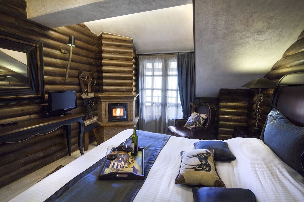 executive suite, fireplace, mountain view | minibar, in-room safe, individually decorated, individually furnished