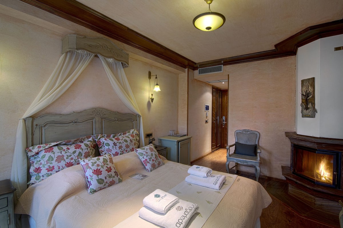 Chambre Double Supérieure, cheminée, vue montagne