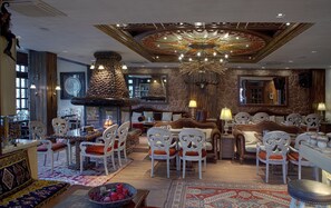 Lobby sitting area - Aroma Dryos Eco & Design Hotel (Metsovo)