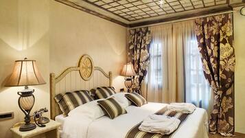 Standard Double Room | Minibar, in-room safe, individually decorated, individually furnished