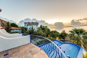 Minibar, in-room safe, individually decorated, individually furnished