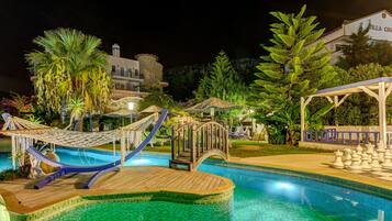 Piscine extérieure, parasols, chaises longues