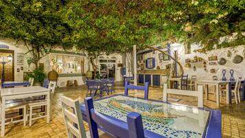 Poolside bar