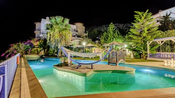 Piscine extérieure, parasols de plage, chaises longues