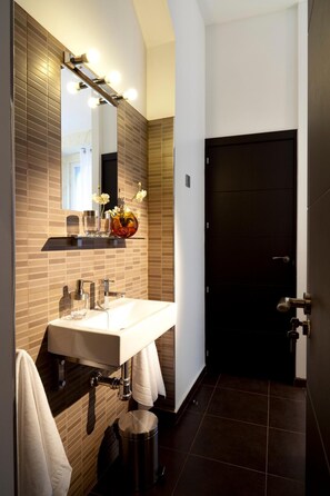 Shower, free toiletries, hair dryer, towels - THC Latina Hostel (Madrid)