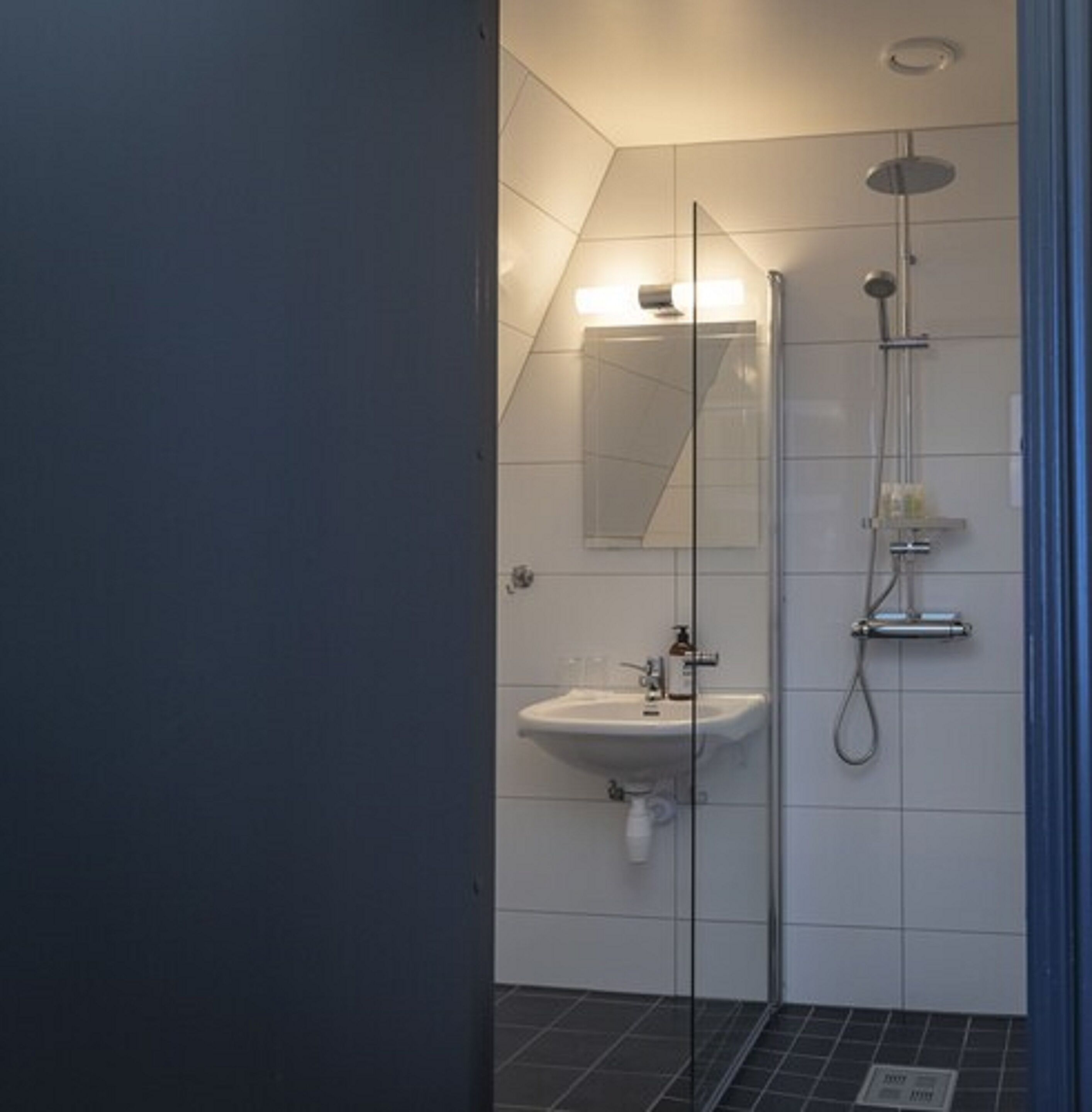 free toiletries, towels