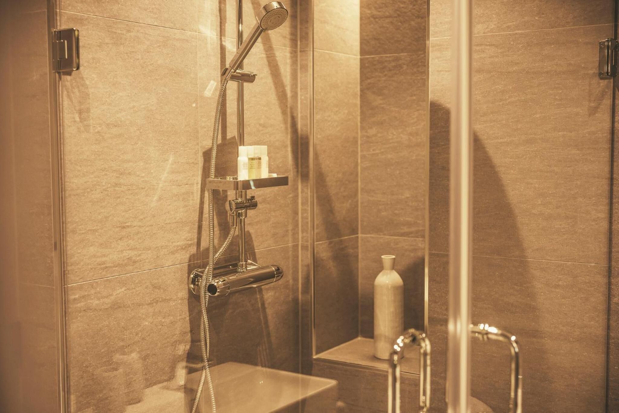 junior studio suite | bathroom | free toiletries, towels