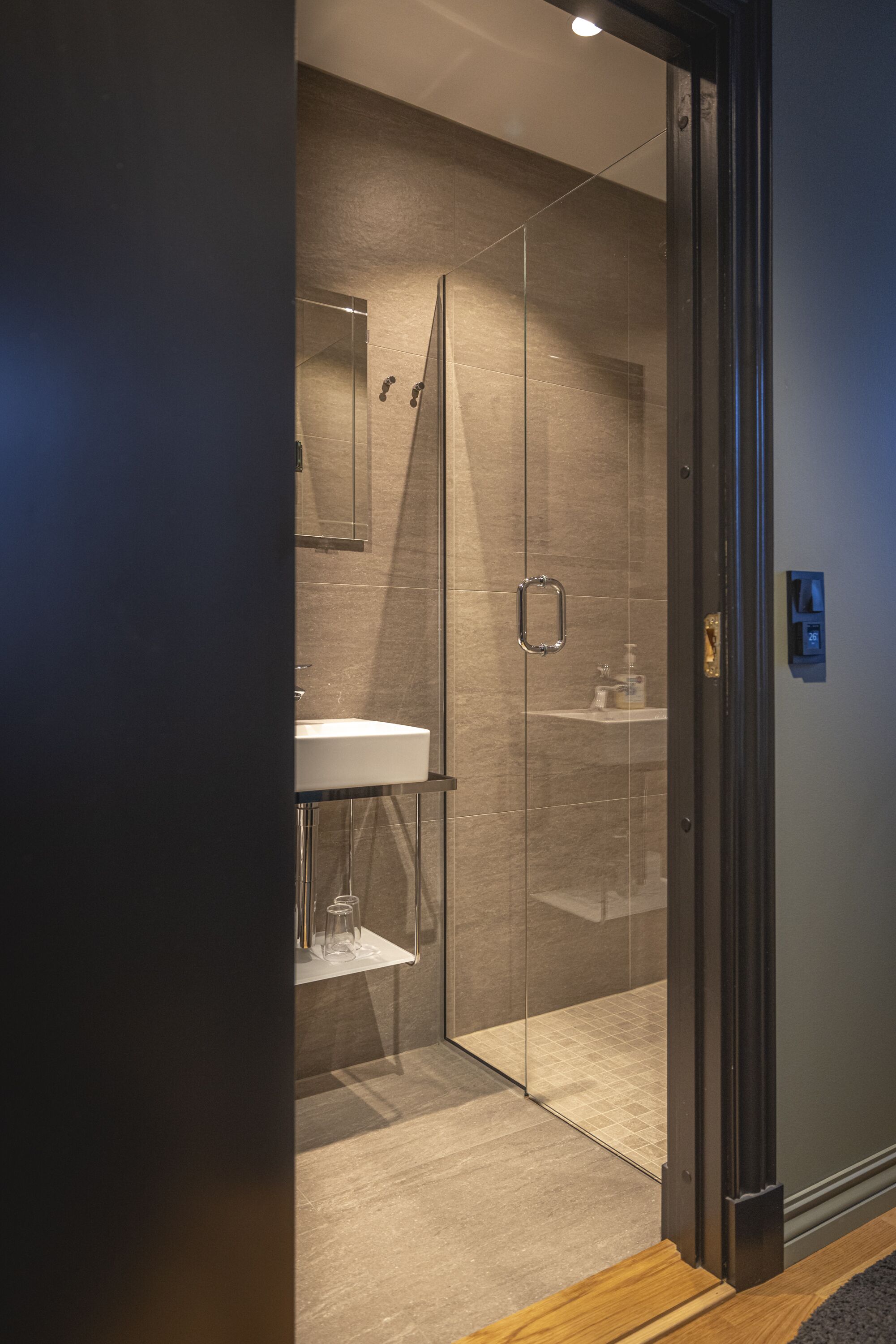 basic double room | bathroom | free toiletries, towels