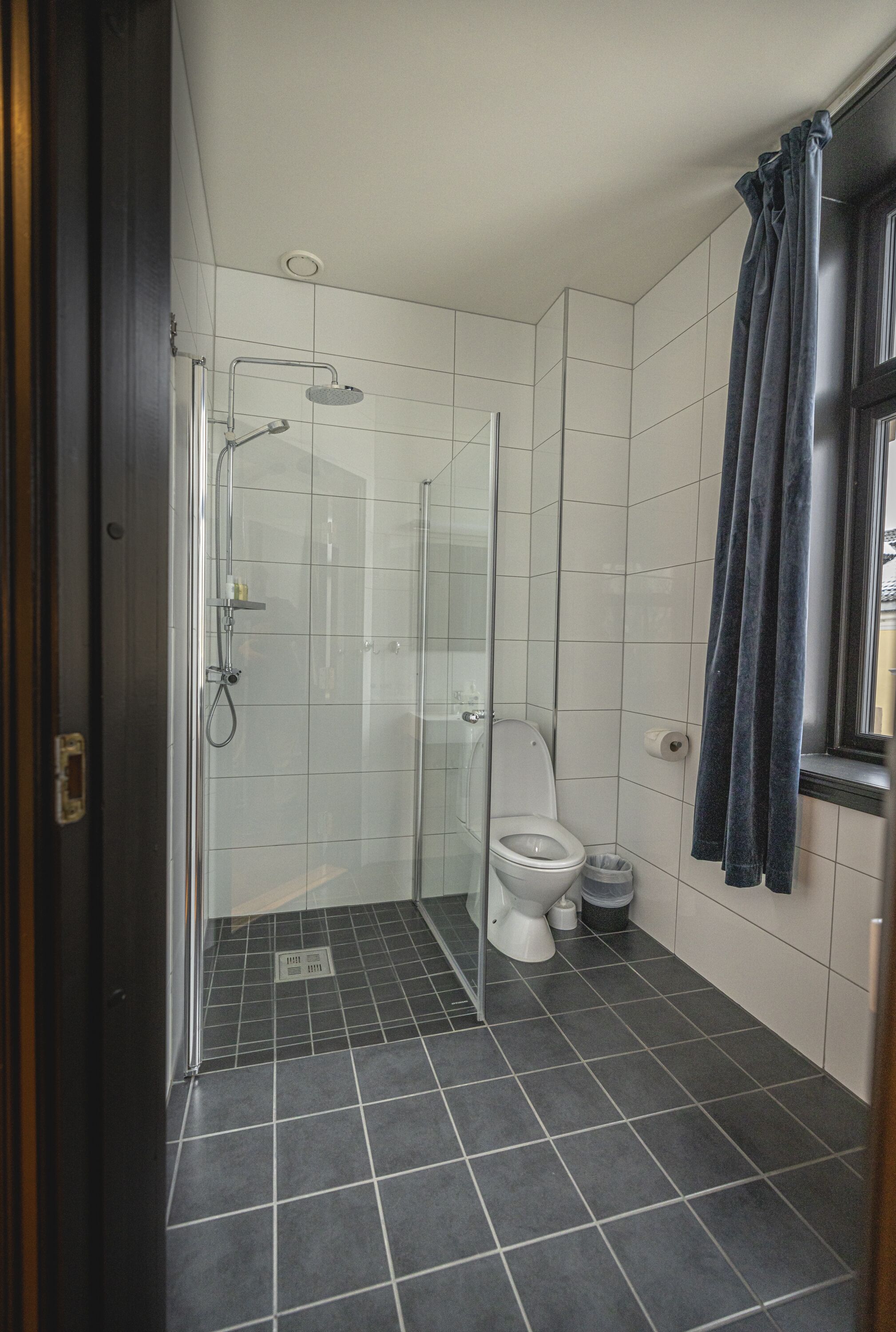 double room | bathroom | free toiletries, towels