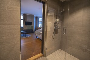 Chambre Quadruple Familiale, 1 lit double et 1 canapé-lit | Salle de bain