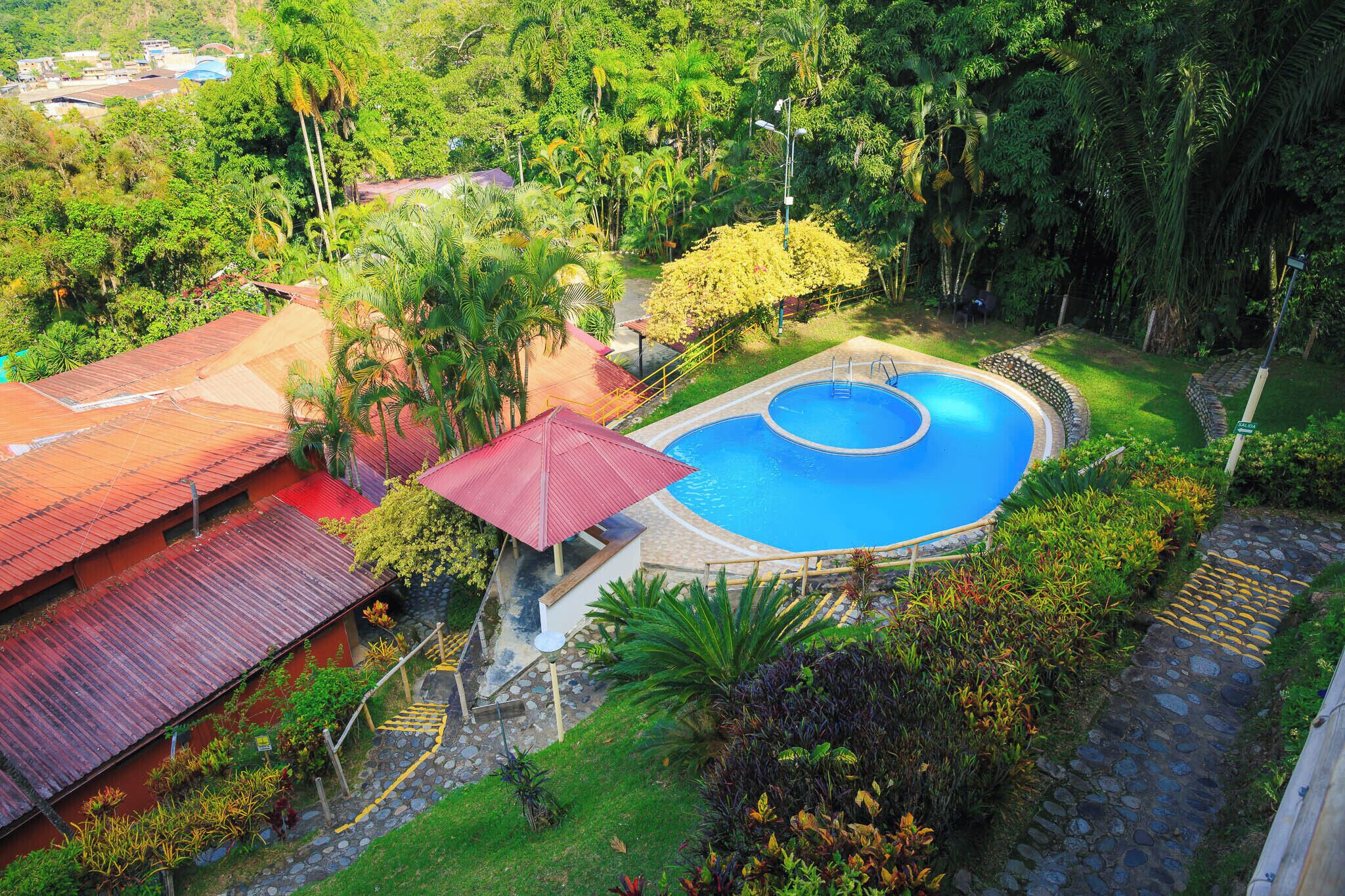 สระว่ายน้ำกลางแจ้ง