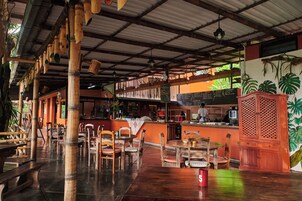 Se sirven desayunos y almuerzos, restaurante con mesas al aire libre