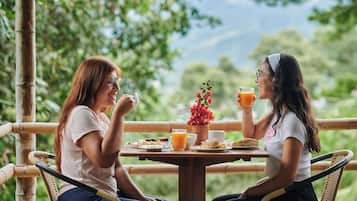 Petit déjeuner et déjeuner servis sur place, restauration en plein air