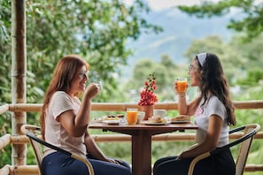 Se sirven desayunos, comidas y cenas con mesas al aire libre