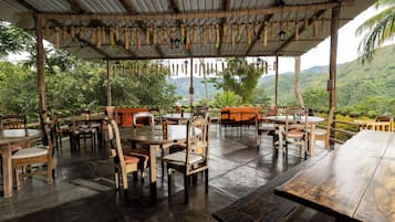 Aperto a colazione, pranzo e cena, con tavoli all'aperto