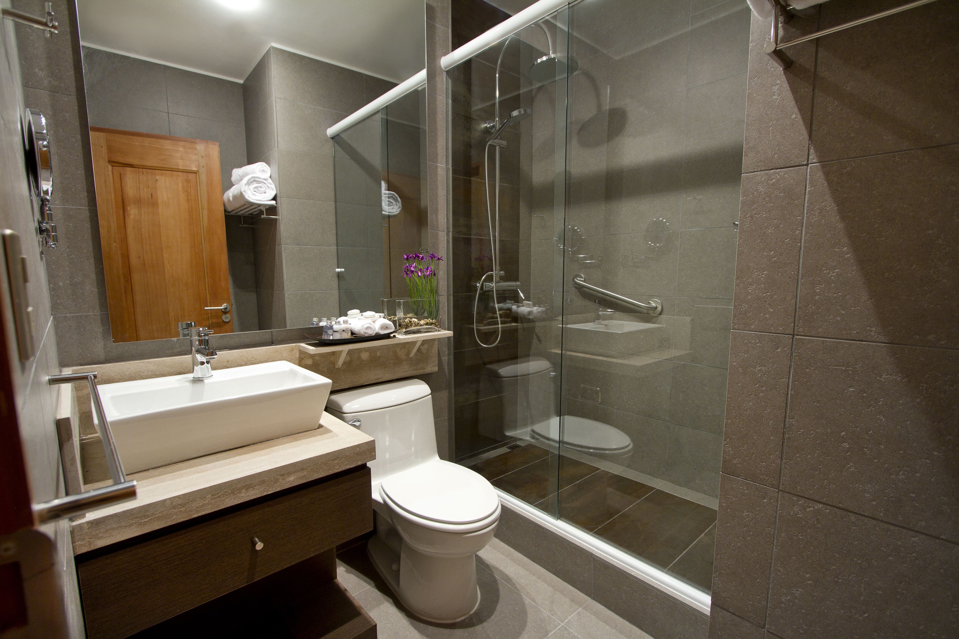 standard single room, 1 king bed | bathroom | free toiletries, hair dryer, bathrobes, towels