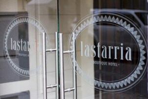 Una puerta de cristal con el nombre 'lastarria boutique hotel' grabado.