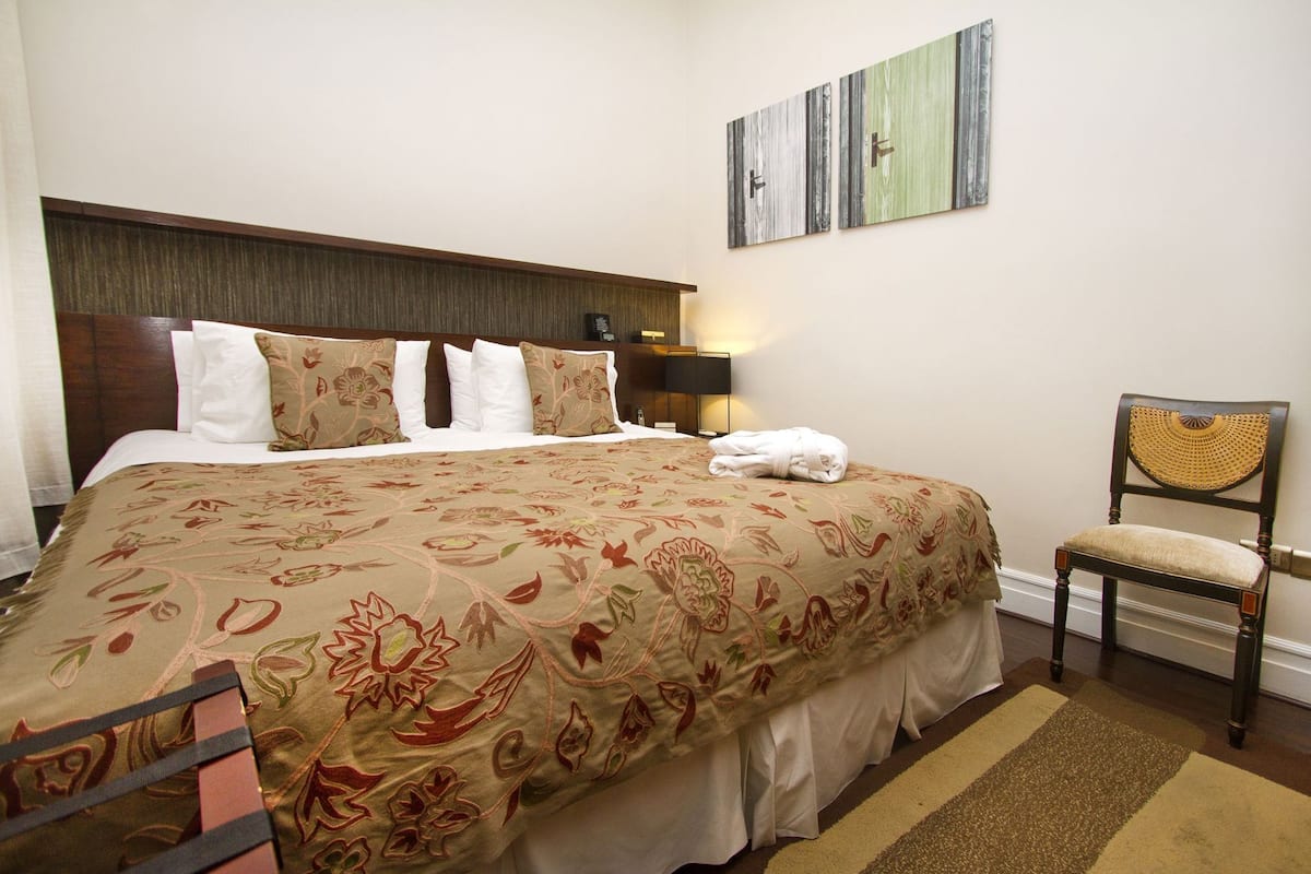 Ropa de cama de alta calidad, edredón, camas con pillow-top y minibar