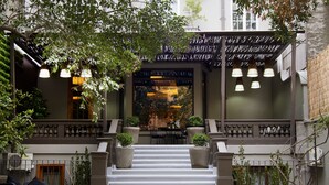 A pool area with steps leading up to a building with a covered entrance and a staircase. - Casa Bueras Boutique Hotel (Santiago)