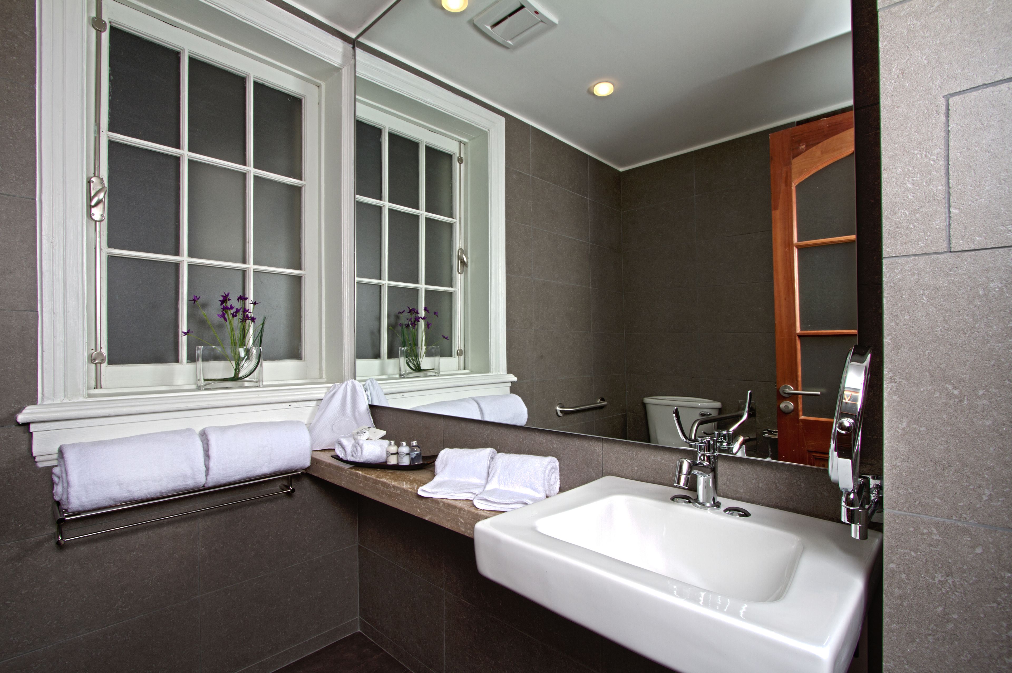 standard room, accessible (handicap room) | bathroom | free toiletries, hair dryer, bathrobes, towels