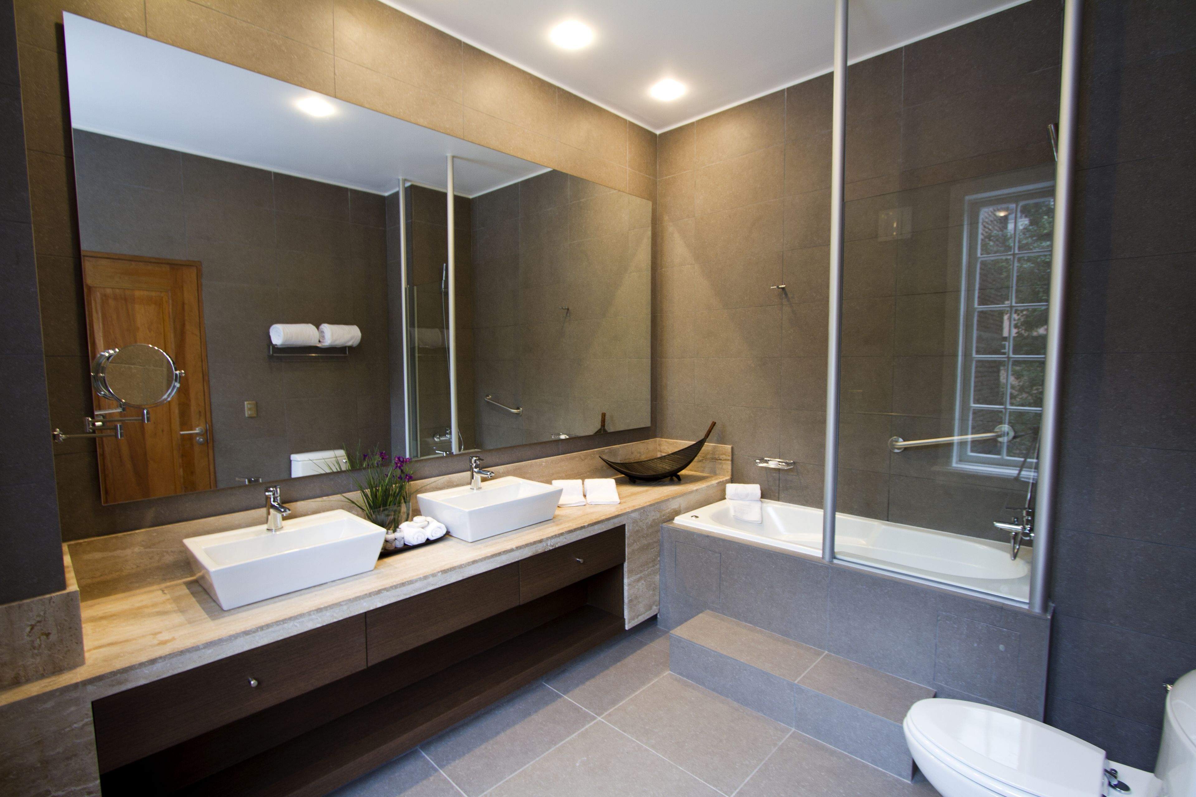 deluxe room | bathroom | free toiletries, hair dryer, bathrobes, towels