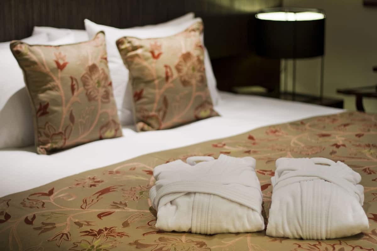 Ropa de cama de alta calidad, edredón, camas con pillow-top y minibar