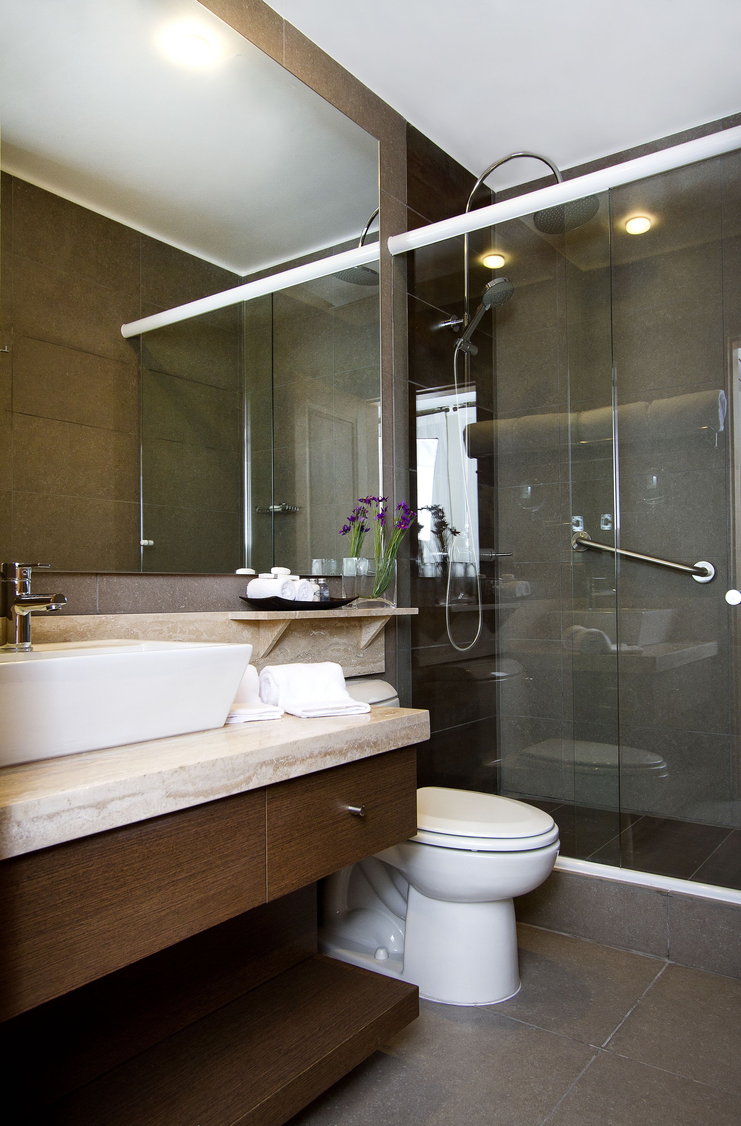 Un baño moderno con una bañera grande, zona de ducha separada y un inodoro.
