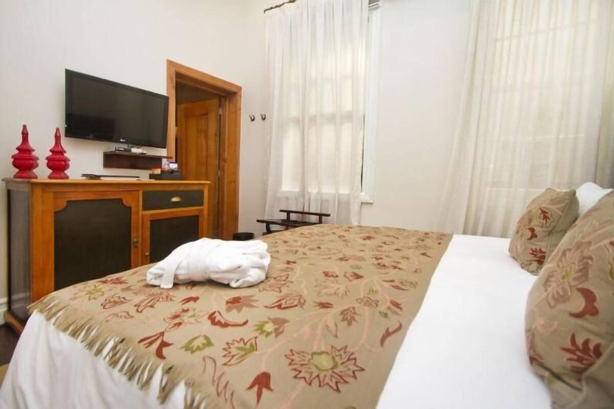 Premium bedding, down duvets, pillow-top beds, minibar