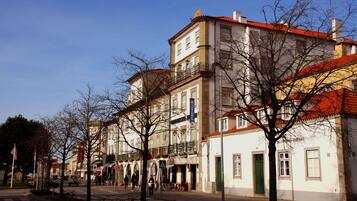 Vista frontal de la propiedad