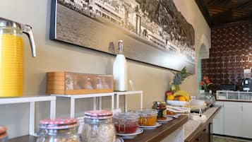 Dagelijks ontbijtbuffet (EUR 5 per persoon)