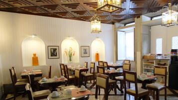 Desayuno buffet (EUR 5 por persona)
