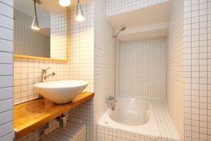 Family Apartment | Bathroom | Shower, free toiletries, hair dryer, towels - Hello Lisbon Príncipe Real Apartments (Lisbon)