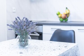 Apartamento superior, terraço, vista para o mar | Cozinha privada | Geladeira grande, micro-ondas, fogão, cooktop