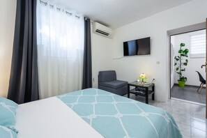 Apartamento superior, terraço, vista para o mar | 1 quarto, camas Select Comfort, escrivaninha