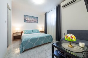 Appartement Supérieur, terrasse, vue mer | 1 chambre, matelas Select Comfort, bureau, fer et planche à repasser