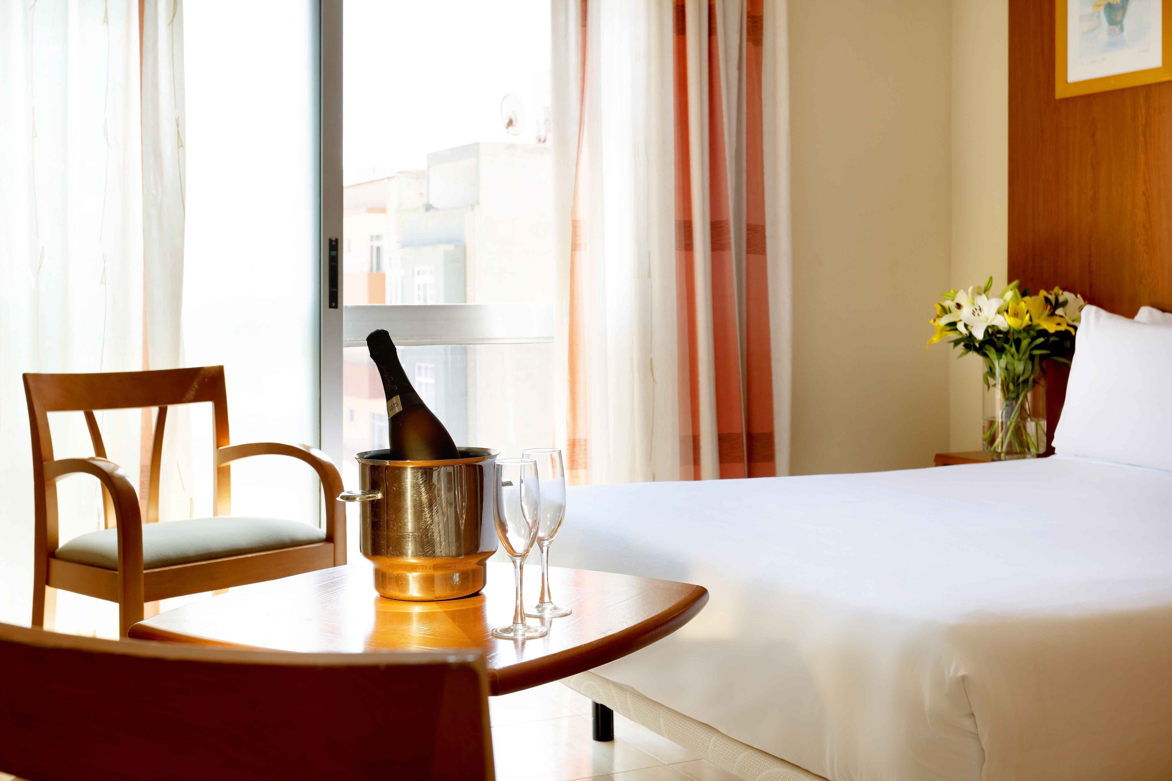 Minibar, caja fuerte, escritorio y cortinas opacas