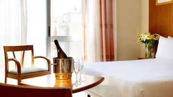 Minibar, caja fuerte, escritorio y cortinas opacas