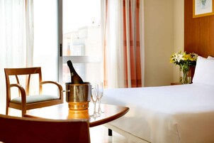 Minibar, caja fuerte, escritorio y cortinas opacas