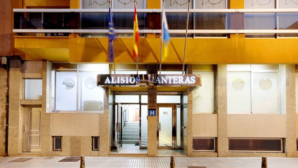 Een hotelentree met een bord waarop staat 'ALISIOS CANTERAS'.