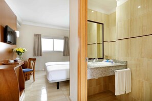 Minibar, in-room safe, desk, blackout curtains - Crisol Alisios Canteras (Las Palmas de Gran Canaria)