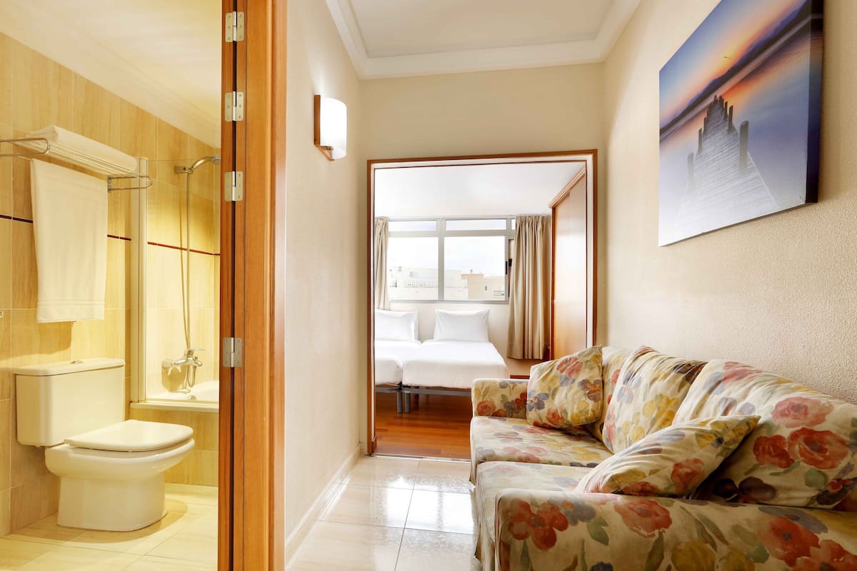 Quadruple Room | Bar mini, peti besi dalam bilik, meja, langsir/tirai gelap terus 